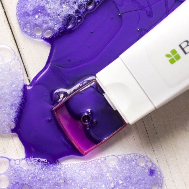 Фиолетовый шампунь Biolage ColorLast для окрашенных волос (для нейтрализации желтизны)